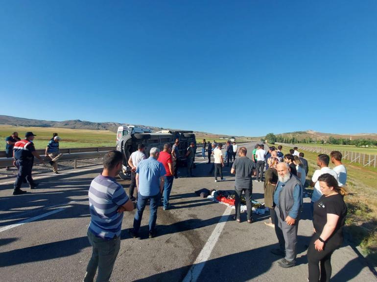 Devrilen kamyonet Sivas- Kayseri karayolunu 1 saat ulaşıma kapattı