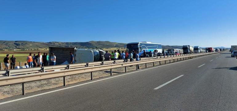 Devrilen kamyonet Sivas- Kayseri karayolunu 1 saat ulaşıma kapattı