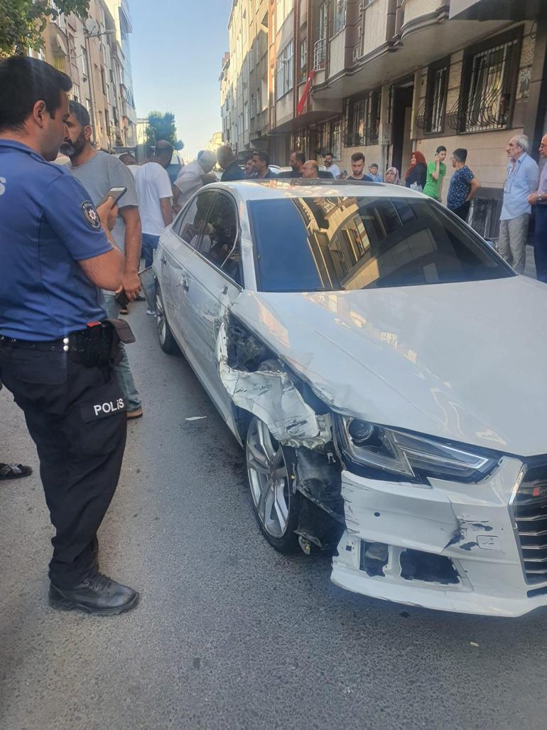 Sultangazide iki çocuk çaldıkları otomobille araçlara çarpa çarpa ilerledi