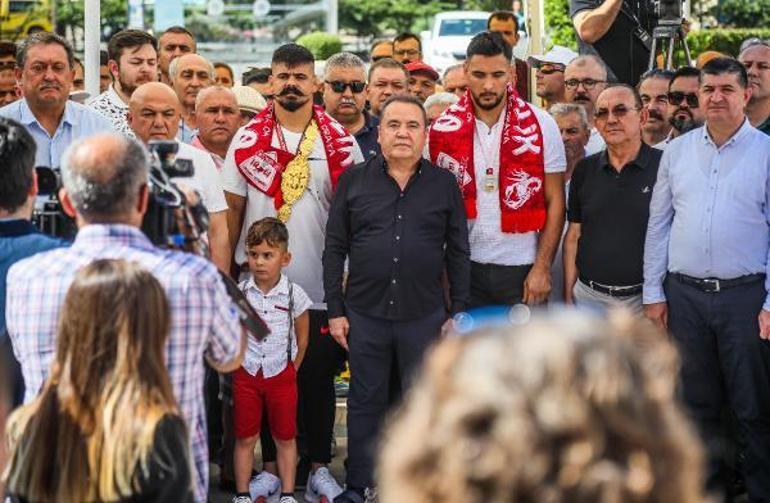 Kırkpınar Başpehlivanı Şimşeke, memleketinde coşkulu karşılama