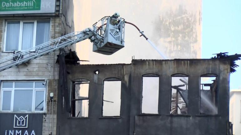 Fatihte metruk bina alev alev yandı