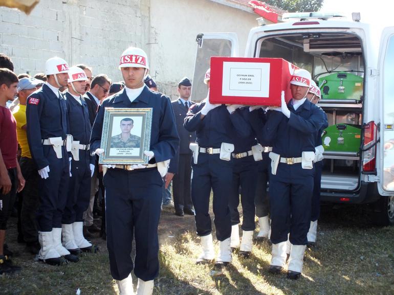 Otobüs kazasında yaşamını yitiren sözleşmeli er toprağa verildi