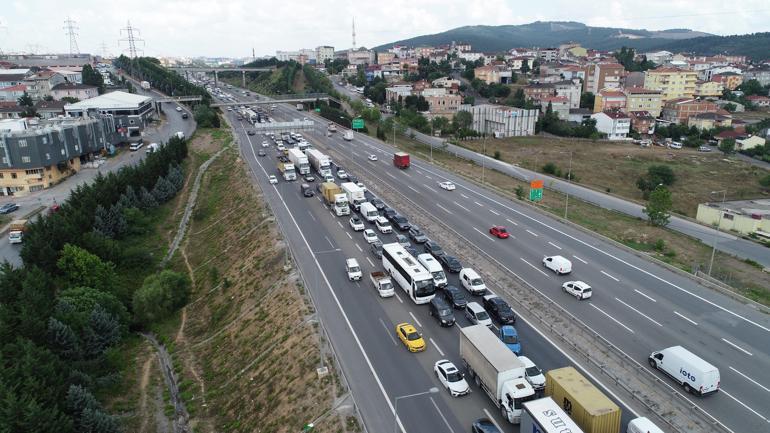 Sultanbeylide zincirleme kaza TEMi kapattı