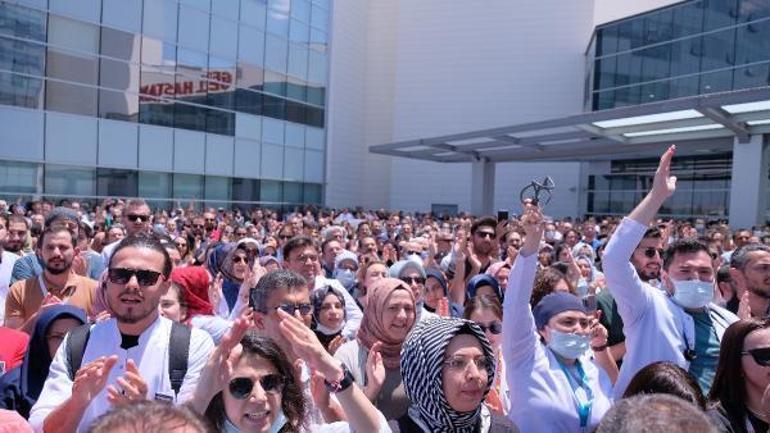 Öldürülen doktor için hastane önünde gıyabi cenaze namazı kılındı