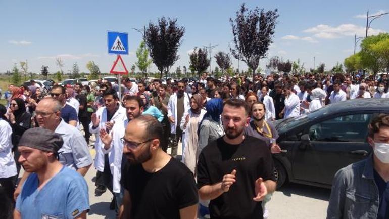 Öldürülen doktor için hastane önünde gıyabi cenaze namazı kılındı