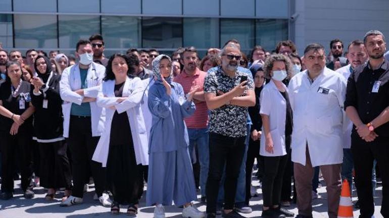 Öldürülen doktor için hastane önünde gıyabi cenaze namazı kılındı