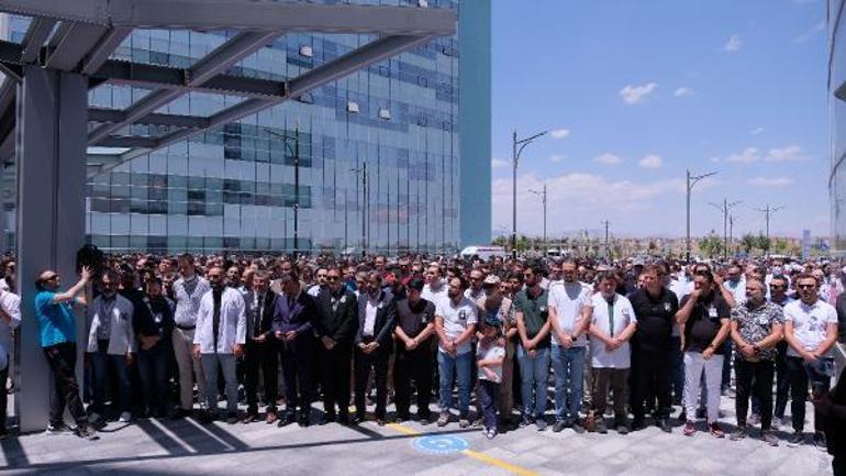 Öldürülen doktor için hastane önünde gıyabi cenaze namazı kılındı