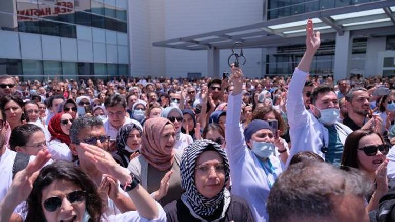 Öldürülen doktor için hastane önünde gıyabi cenaze namazı kılındı