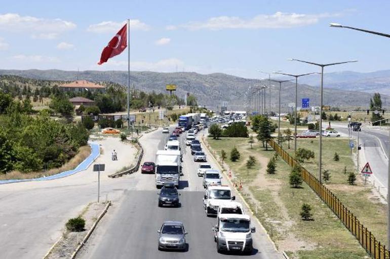 Kilit kavşak Kırıkkalede bayram trafiği devam ediyor
