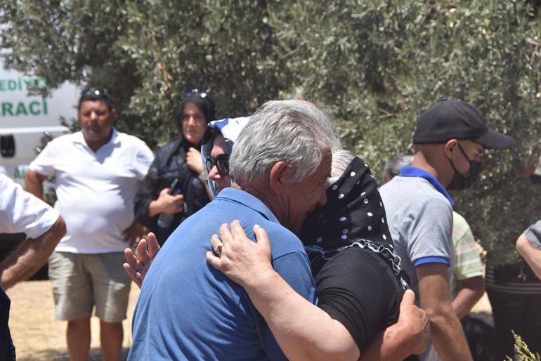 Cenazede, öldürülen oğlunun mezarına elleriyle toprak attı