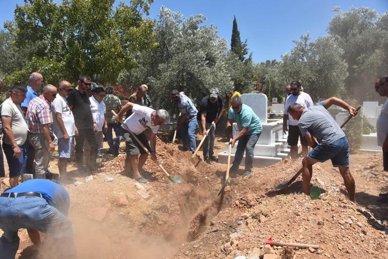 Cenazede, öldürülen oğlunun mezarına elleriyle toprak attı