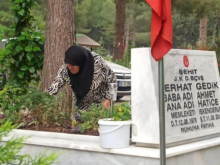 Şehit Başçavuş Ferhat Gedikin annesinden hüzünlü mezar ziyareti