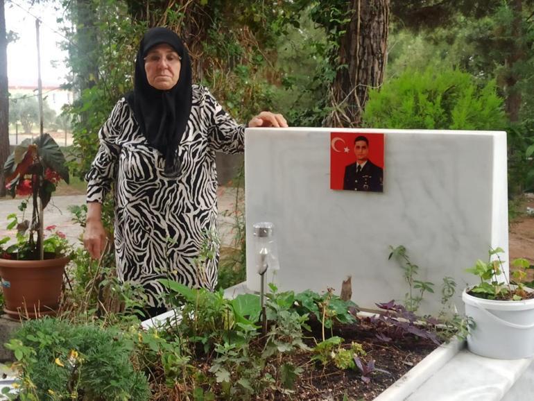 Şehit Başçavuş Ferhat Gedikin annesinden hüzünlü mezar ziyareti