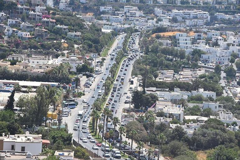 Muğlada arife günü 5 kilometrelik araç kuyruğu