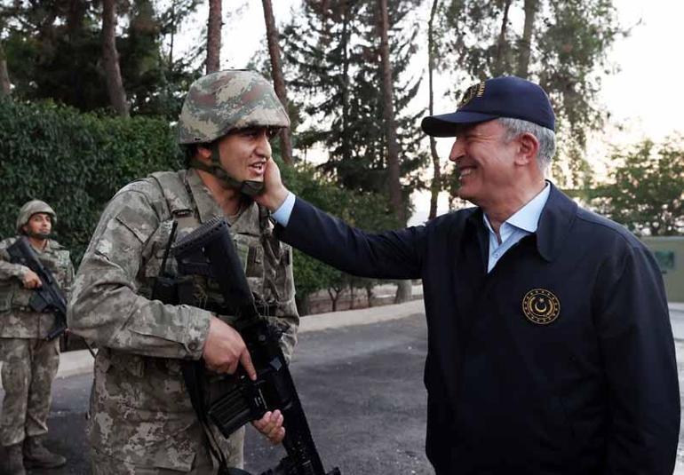 Bakan Akar ve TSK Komuta Kademesi, Süleyman Şah Türbesini ziyaret etti