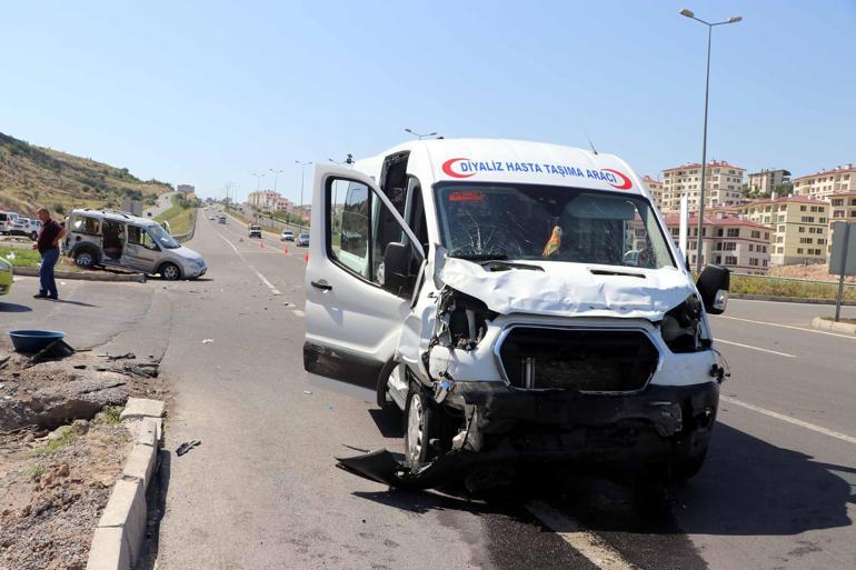 Diyaliz hastalarını taşıyan minibüs ile hafif ticari araç araç çarpıştı: 8 yaralı