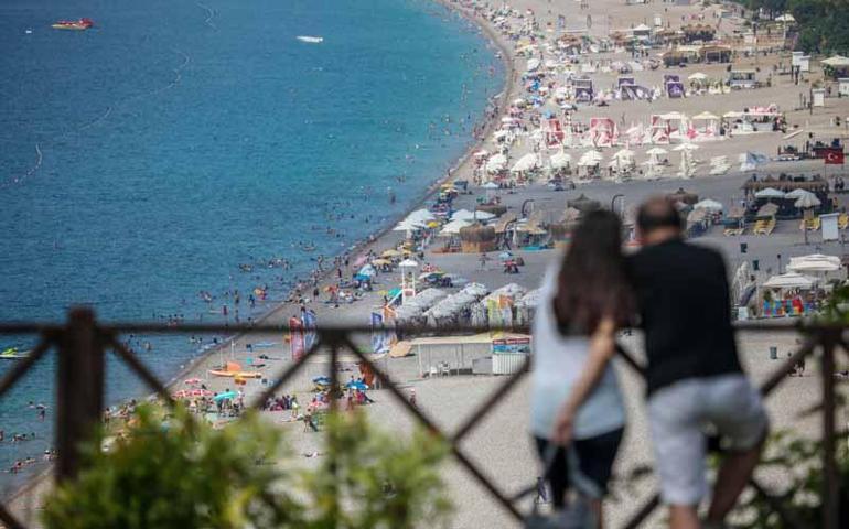 Konyaaltı Sahilinde bayram yoğunluğu