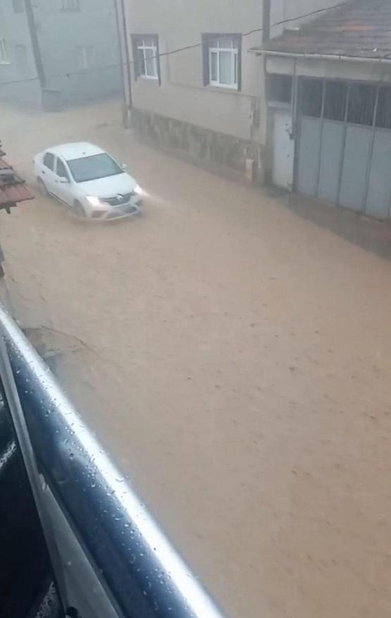 Bursada sağanak ve fırtına; ağaçlar devrildi, cadde ve sokaklar suyla doldu