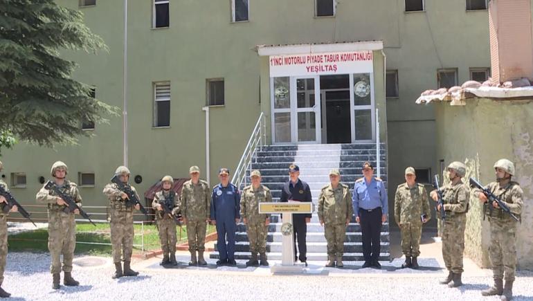 Bakan Akar, Dağlıcada Mehmetçik ile bayramlaştı