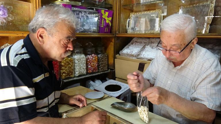 Balıkesirin Şekerci Orhanı 76 yıldır mesleğini sürdürüyor