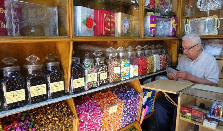 Balıkesirin Şekerci Orhanı 76 yıldır mesleğini sürdürüyor