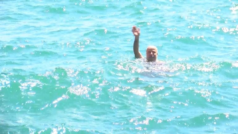 Bayramda Sarayburnu Sahilinde denize girdiler