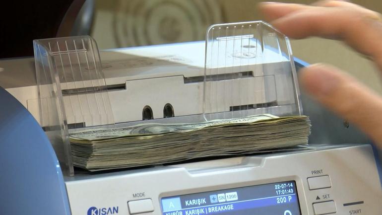 Dolar, Euroyu geçti