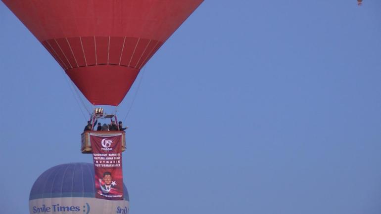 Kapadokya’da balonlar, Türk bayrakları ve Ömer Halisdemir posteriyle havalandı