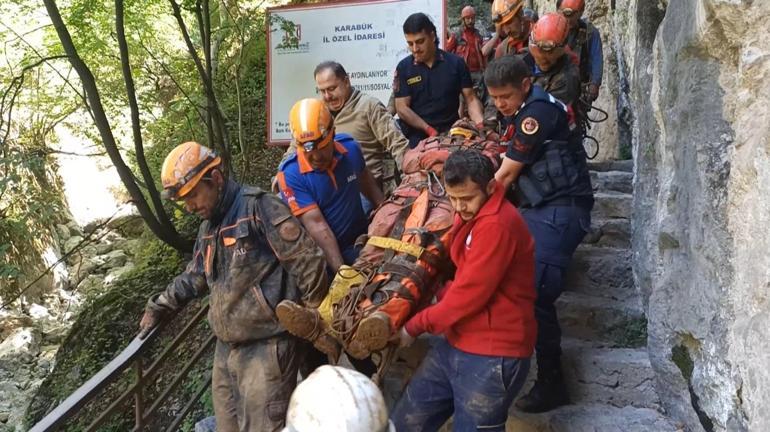 Mağarada mahsur kalan 3 kişi, 12 saatlik çalışmayla kurtarıldı