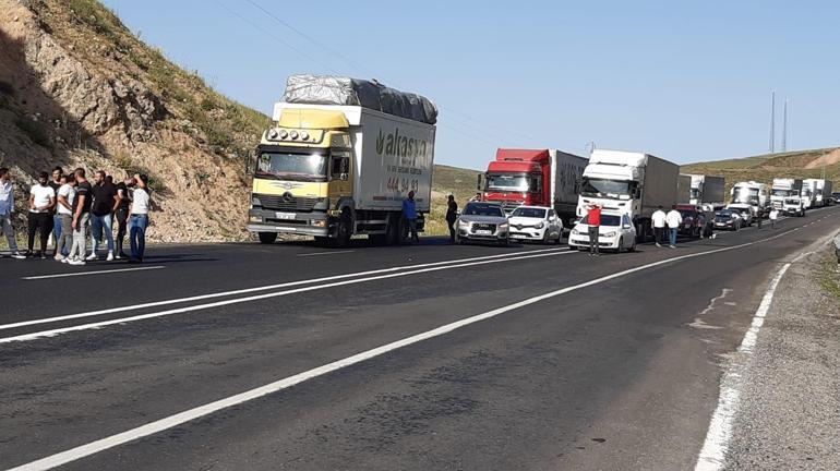 Ağrı’da seyir halindeyken yanan otomobil nedeniyle yol trafiğe kapandı