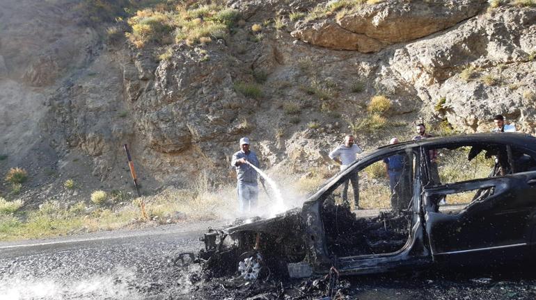 Ağrı’da seyir halindeyken yanan otomobil nedeniyle yol trafiğe kapandı