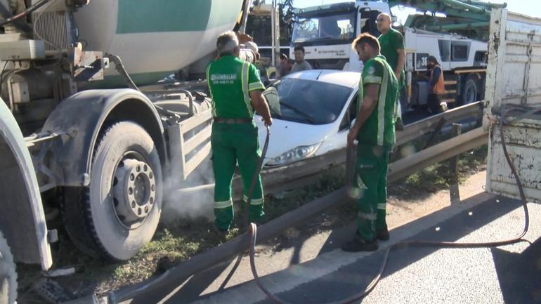 Kartalda beton mikseri otomobili bariyere sıkıştırdı