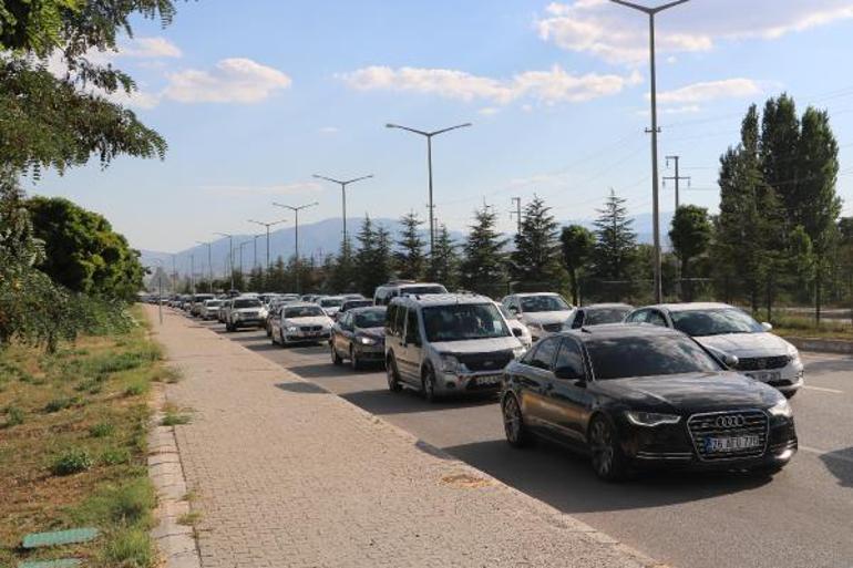 Afyonkarahisar- Antalya kara yolunda bayram dönüş trafiği