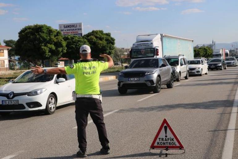 Afyonkarahisar- Antalya kara yolunda bayram dönüş trafiği