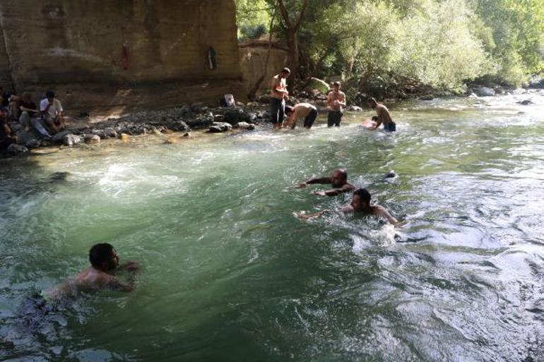 Yüksekovada sıcaktan bunalanlar Avaşin Deresinde serinledi