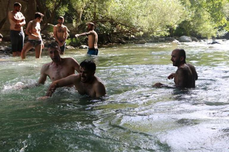 Yüksekovada sıcaktan bunalanlar Avaşin Deresinde serinledi