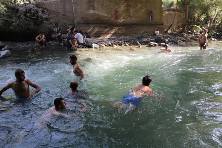 Yüksekovada sıcaktan bunalanlar Avaşin Deresinde serinledi