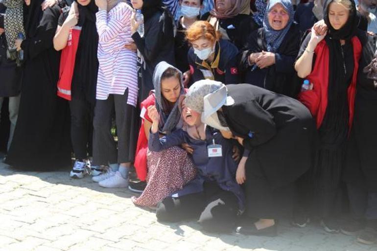 Tabuta sarılan şehit teğmenin babası: Komutanım, canım oğlum