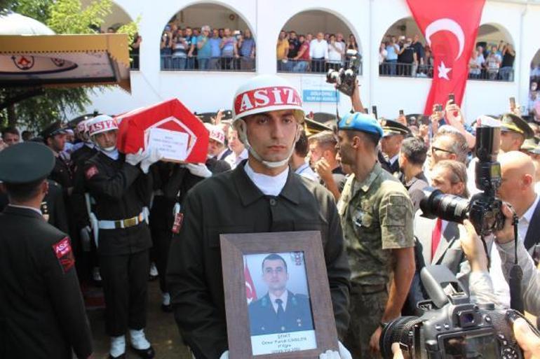 Tabuta sarılan şehit teğmenin babası: Komutanım, canım oğlum