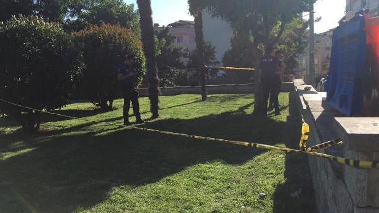 Baba ve oğlu parkta tabancayla vuruldu