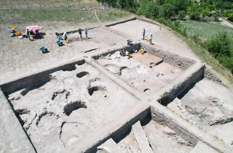 Tavşanlı Höyükte 3 bin 300 yıllık mühür ve hançer bulundu