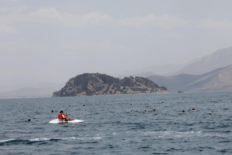 Vandaki festivalde 200 sporcu 5 kilometre kulaç atıp, Kuzu Adasına ulaştı