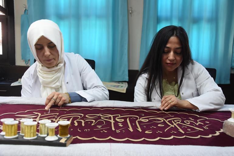 İşitme engelli Ayşenin el emeği puşideleri, türbeleri süslüyor