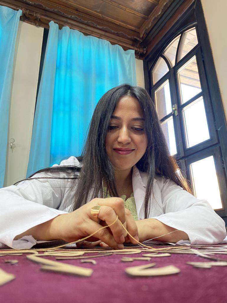 İşitme engelli Ayşenin el emeği puşideleri, türbeleri süslüyor