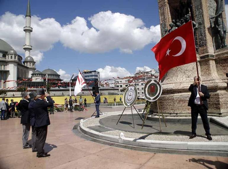 Taksim’de 20 Temmuz Barış ve Özgürlük Bayramı’nın 48’inci yılı kutlandı