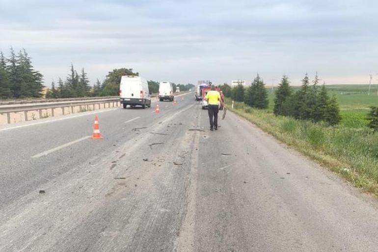 Otomobil TIRa arkadan çarptı: 2 ölü, 1 yaralı