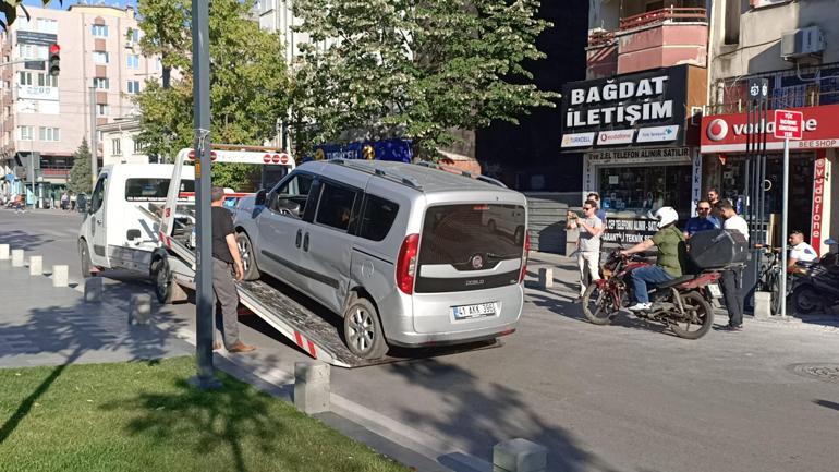 Çaldığı hafif ticari araçla ters yöne girip, genç kıza çarptı