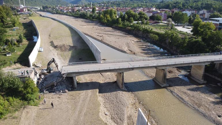Selde zarar gören köprü yıkılıyor
