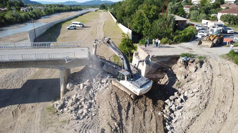 Selde zarar gören köprü yıkılıyor