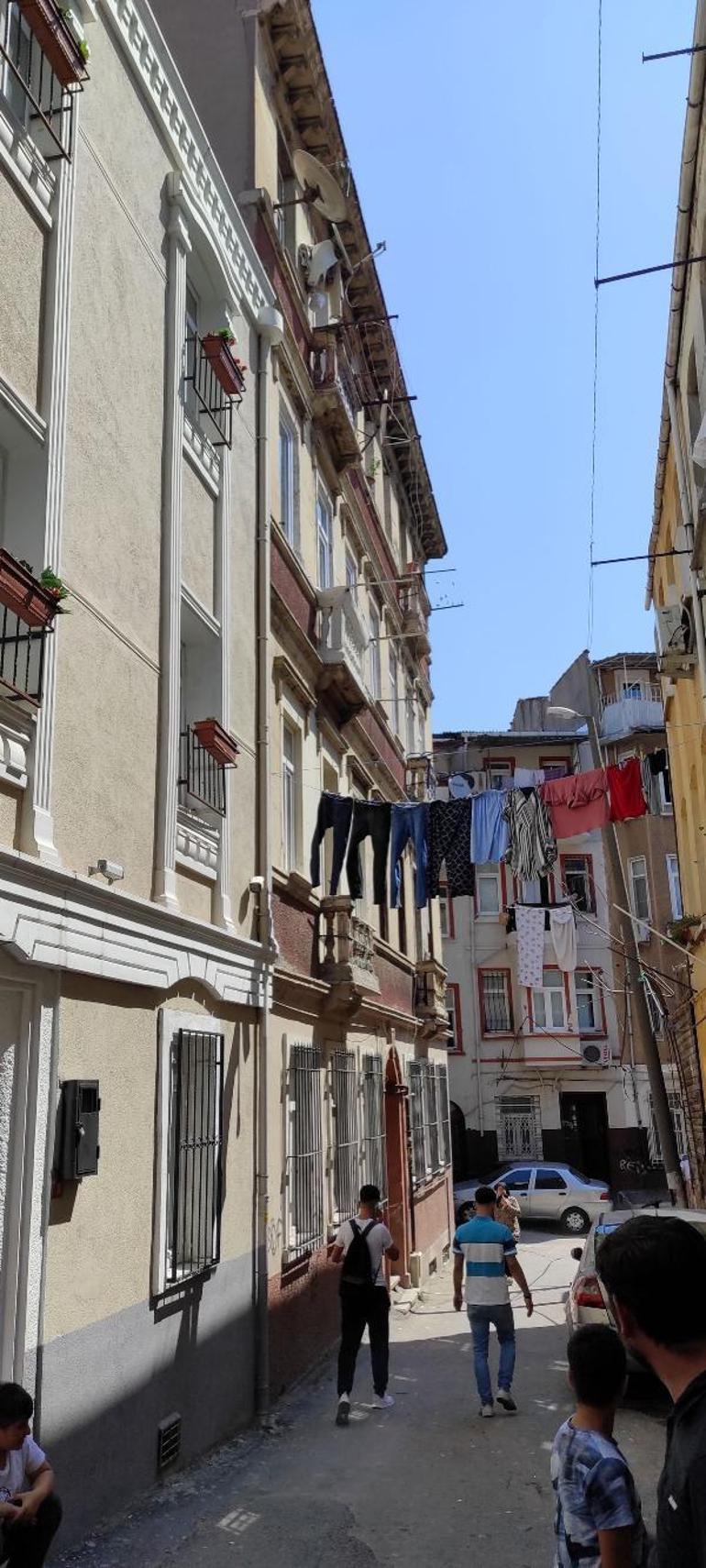Beyoğlunda 4. kattan düşen 8 yaşındaki Ayşenaz 2 duvar arasında sıkıştı